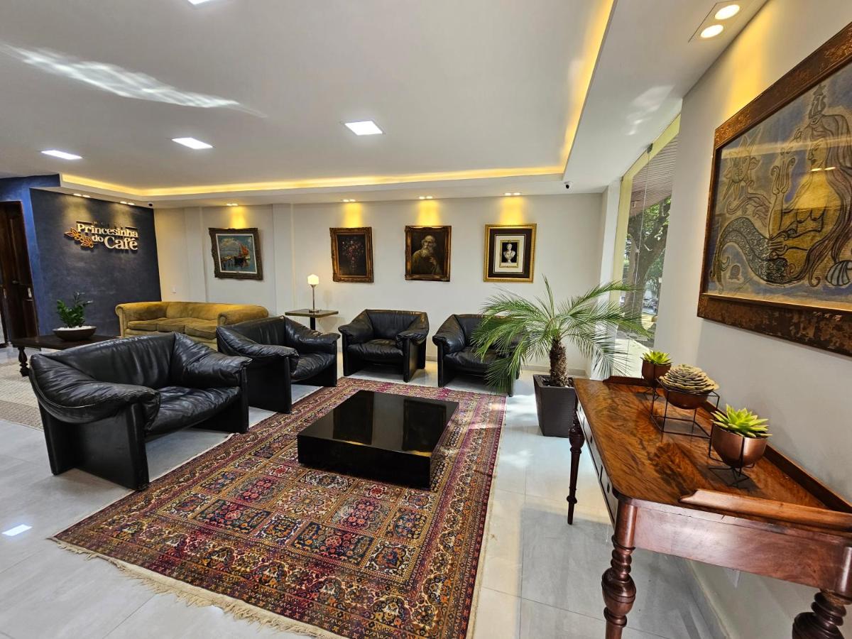 Recepção e salão de estar do Hotel Princesinha do Café, com quadros clássicos e sofás de couro — foto 11