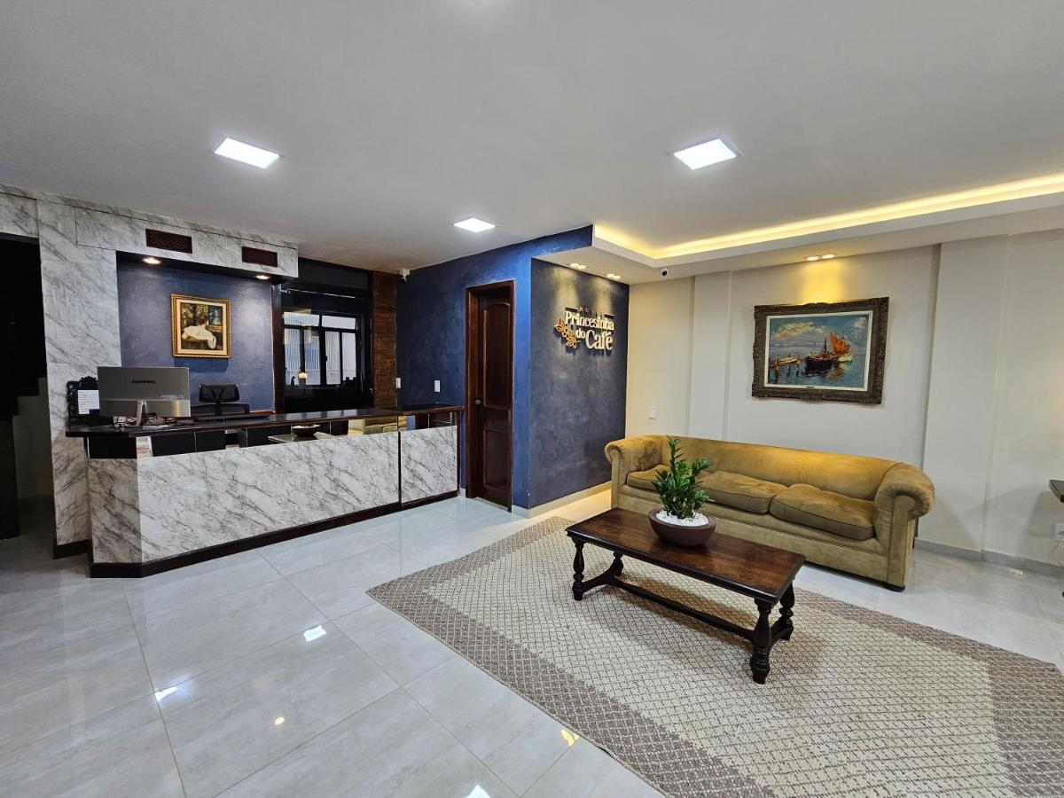 Recepção e salão de estar do Hotel Princesinha do Café, com quadros clássicos e sofás de couro — foto 6