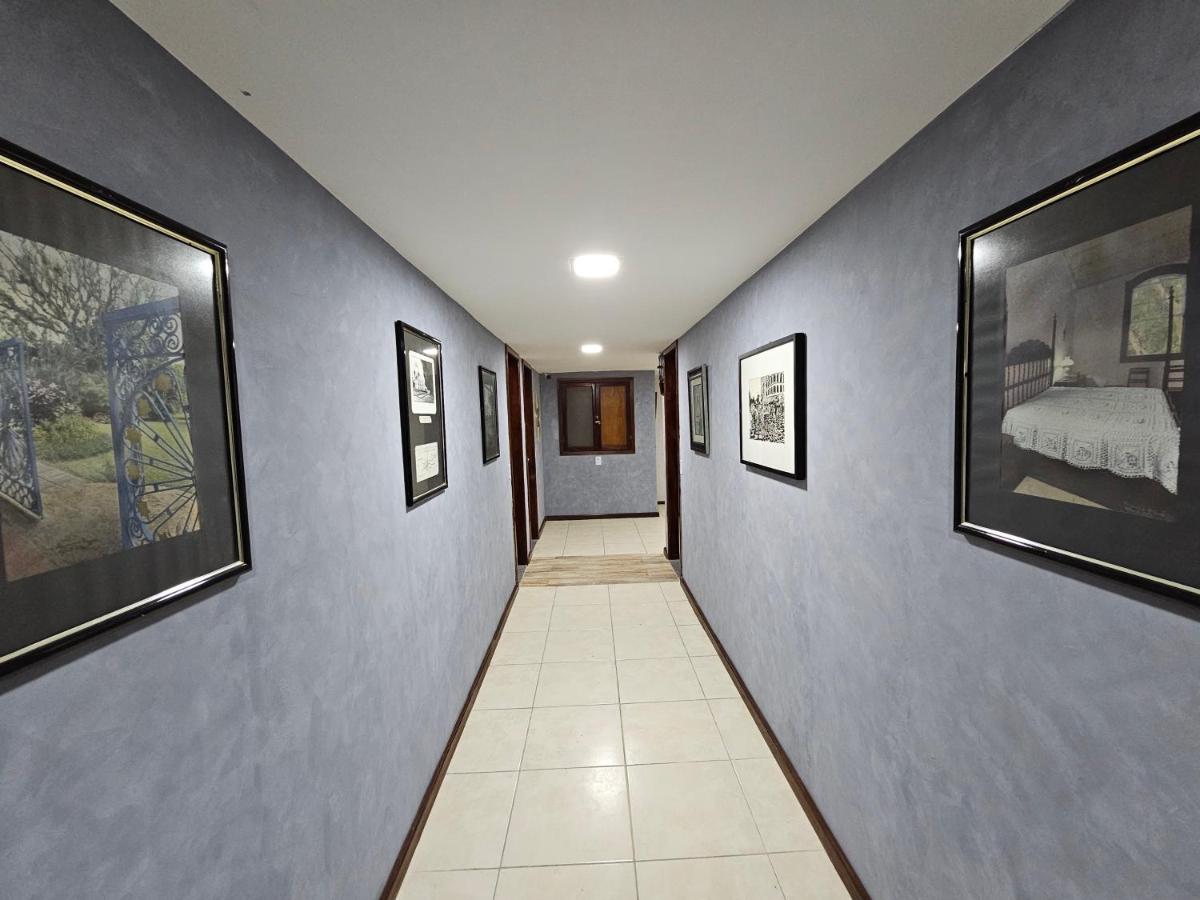Corredor decorado com obras de arte
