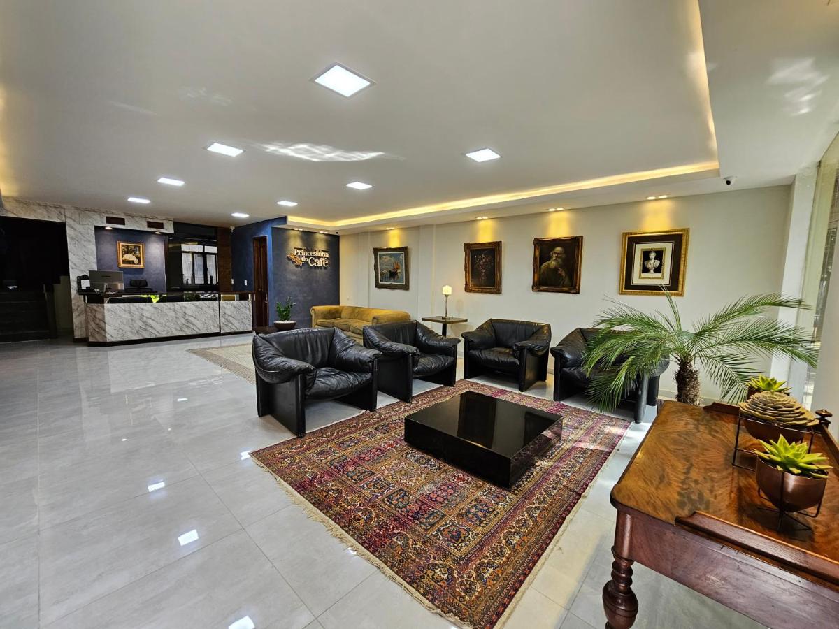 Recepção e salão de estar do Hotel Princesinha do Café, com quadros clássicos e sofás de couro — foto 8