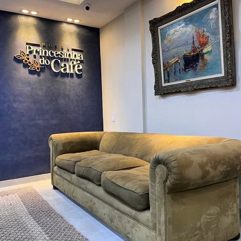 Recepção com sofá e quadro clássico