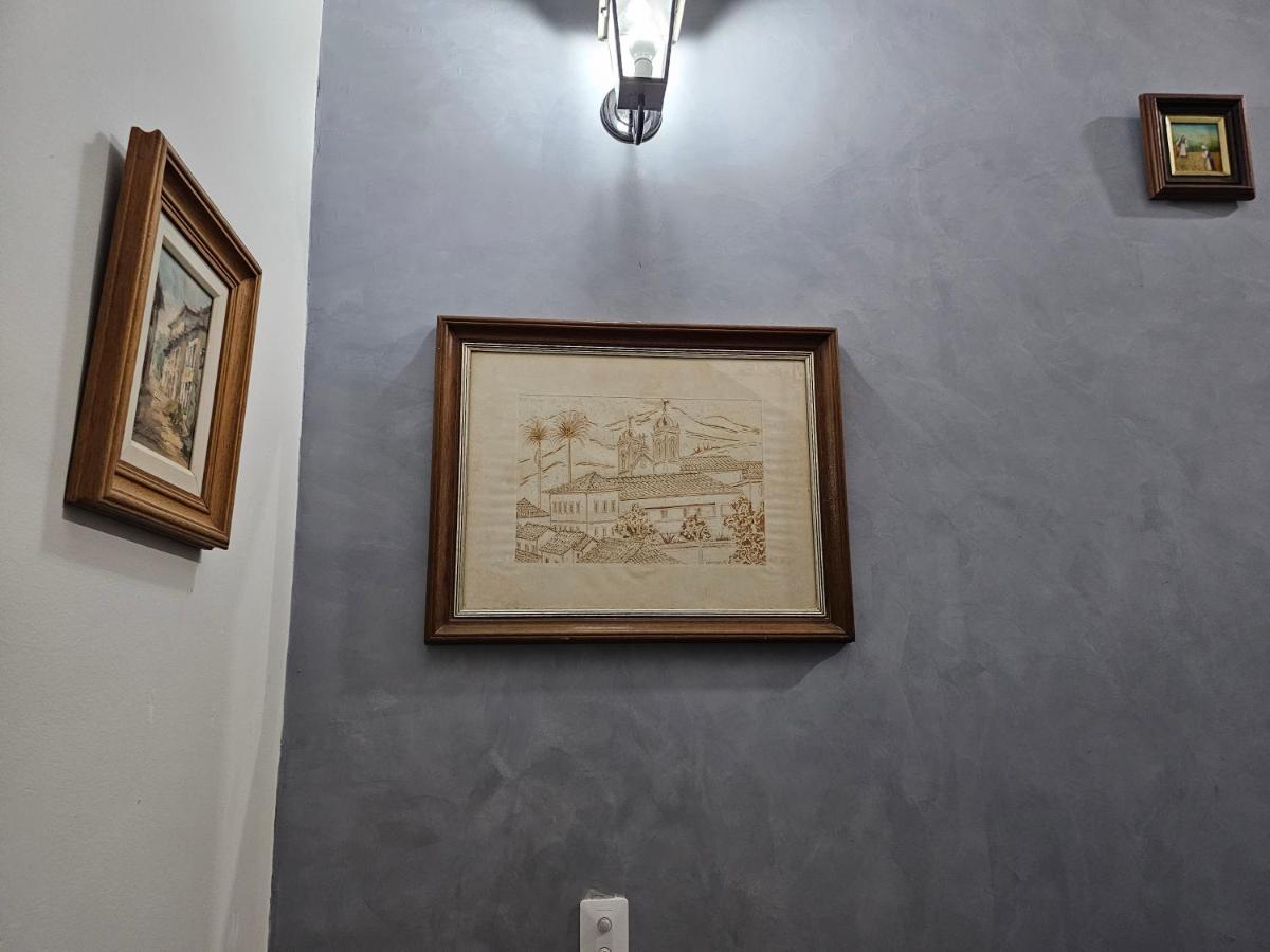 Corredores do hotel decorados com quadros e gravuras históricas — foto 4