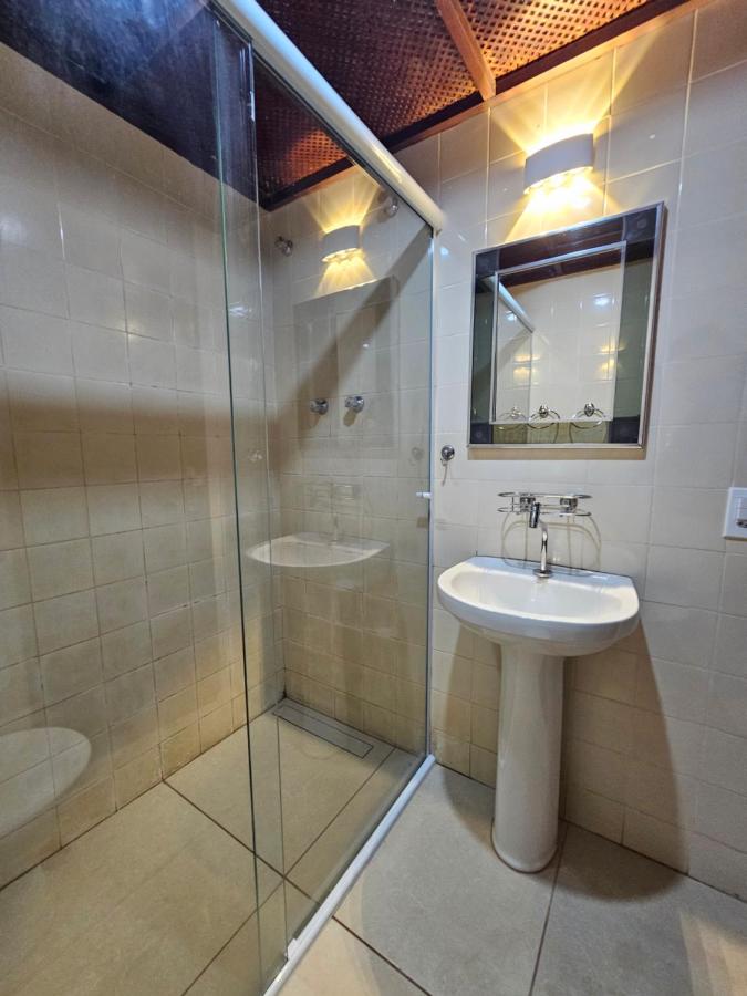 Banheiro privativo com box de vidro — foto 3