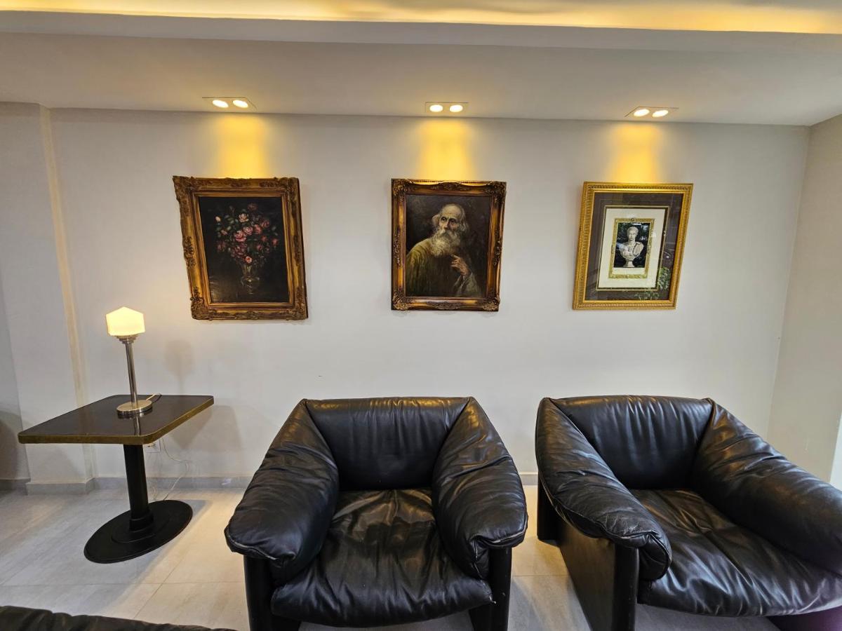 Cantinho de leitura com poltronas de couro