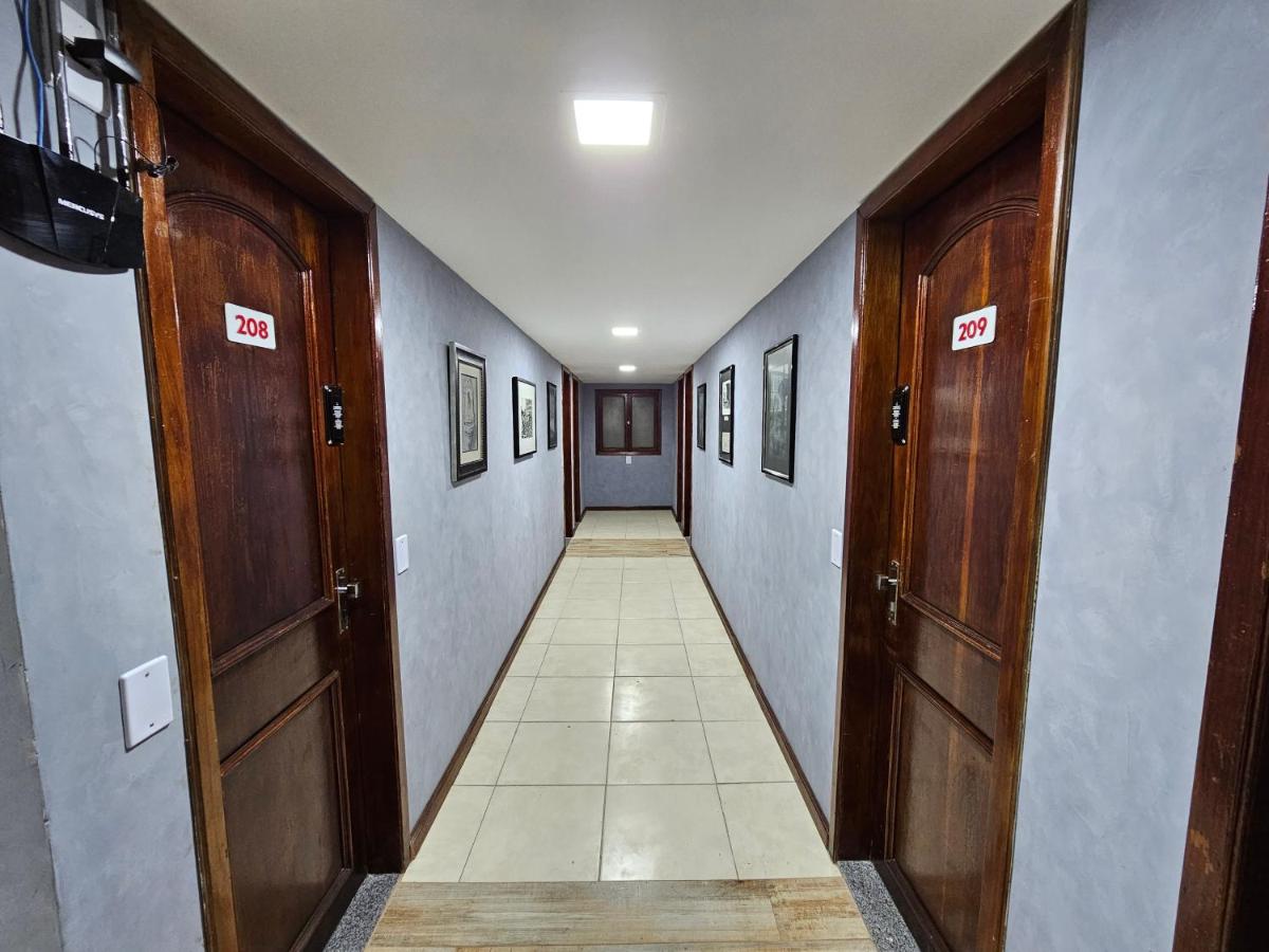 Corredores do hotel decorados com quadros e gravuras históricas — foto 6