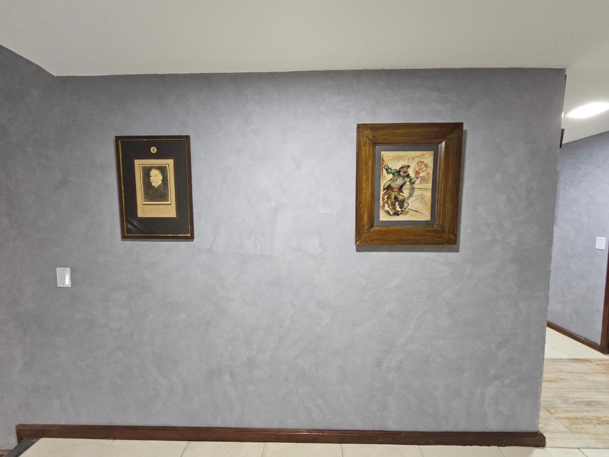 Corredores do hotel decorados com quadros e gravuras históricas — foto 5