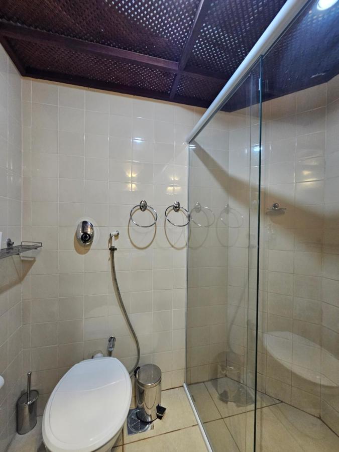 Banheiro privativo com box de vidro — foto 1