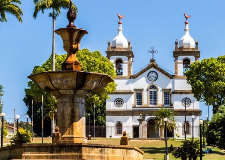 Chafariz da Praça Barão de Campo Belo e a Igreja Matriz de Vassouras