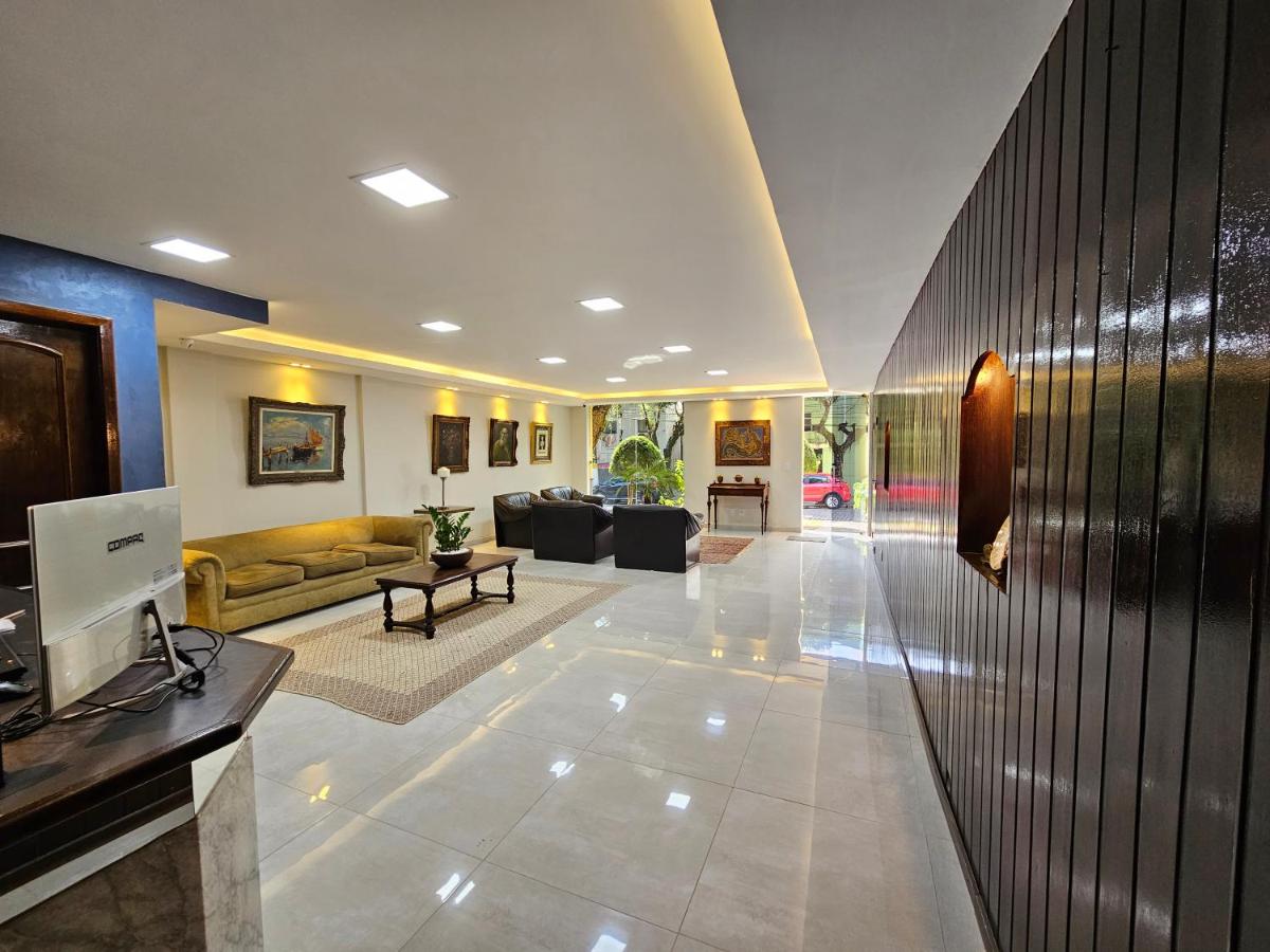 Recepção e salão de estar do Hotel Princesinha do Café, com quadros clássicos e sofás de couro — foto 3