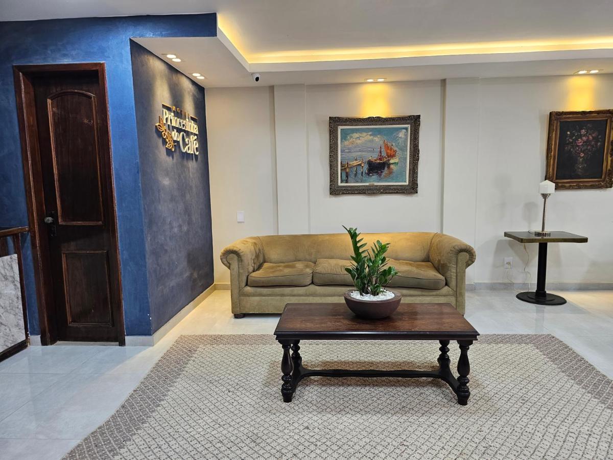 Recepção e salão de estar do Hotel Princesinha do Café, com quadros clássicos e sofás de couro — foto 10