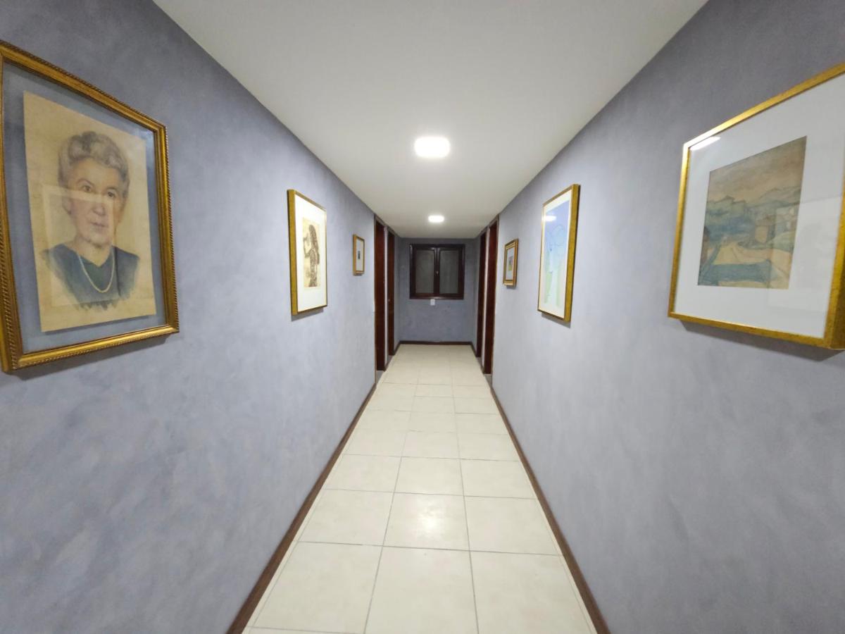 Corredores do hotel decorados com quadros e gravuras históricas — foto 1