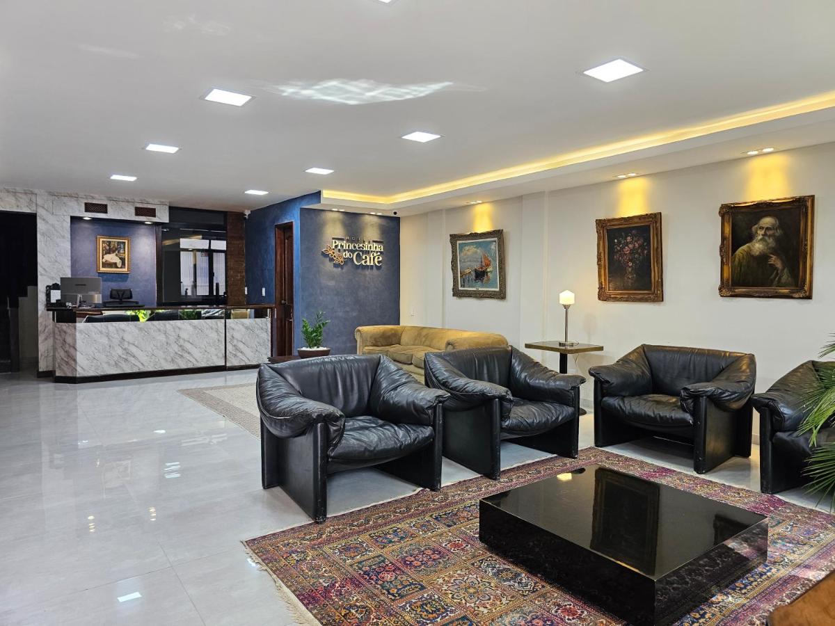Recepção e salão de estar do Hotel Princesinha do Café, com quadros clássicos e sofás de couro — foto 4