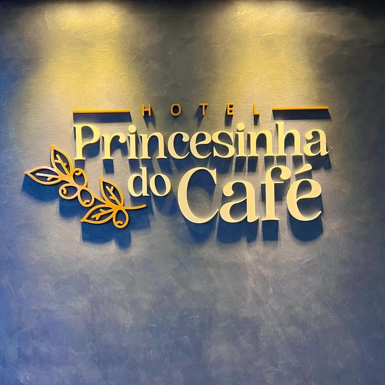 Letreiro do Hotel Princesinha do Café na recepção